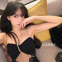 GABBY：无意沾了些别人的热闹却更衬得自己形单影只。