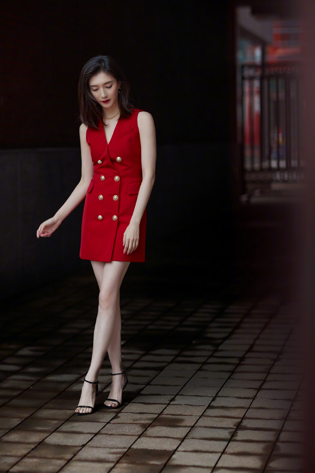 江疏影魅力街拍写真 无袖纽扣装红裙着身