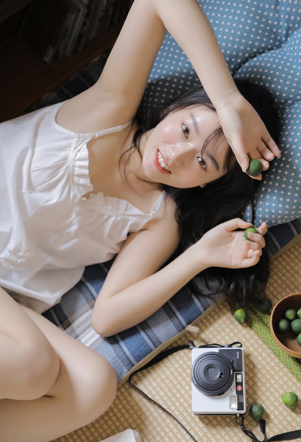 清新氧气美女吊带衫性感诱人写真