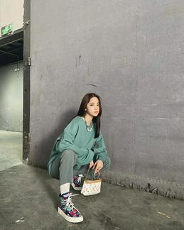 又回到这座灯火阑珊的旧城，只是再也没有你陪我的黄昏。