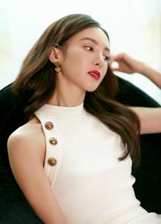 金晨：穿这裙子不能欢脱地奔跑了