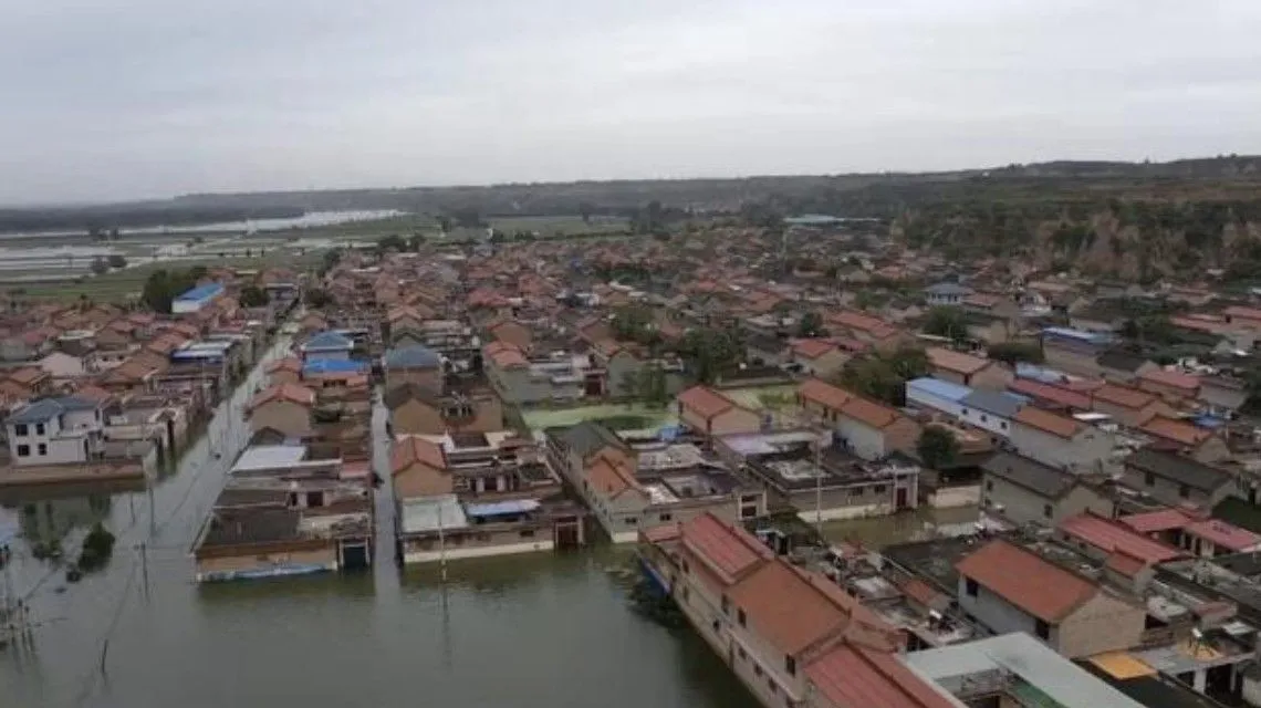 被淹没的村庄:三道防线难抵洪水