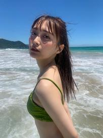 小山璃奈 透明雪肌阳光照映下闪耀炫目光芒