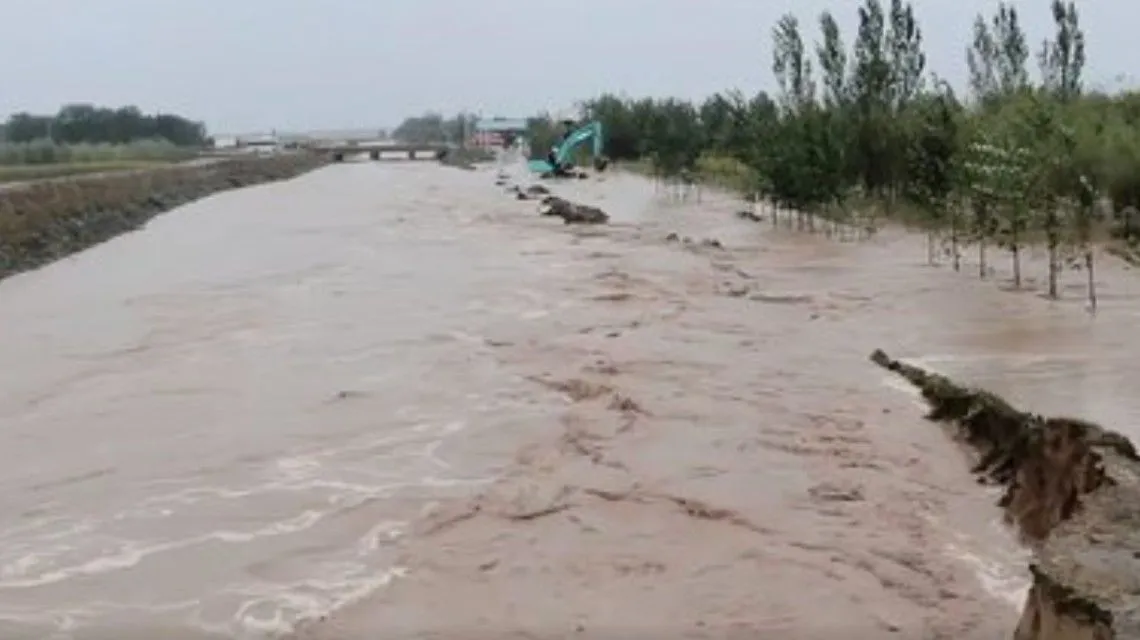 山西乌马河洪水决堤现场:村庄被淹