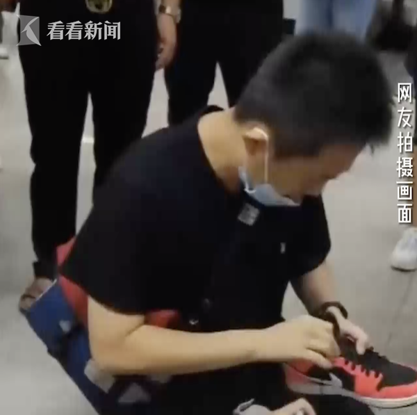 男子鞋内藏匿设备在上海地铁偷拍