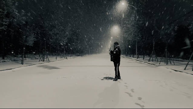 老狼在北京初雪里弹唱北京的冬天