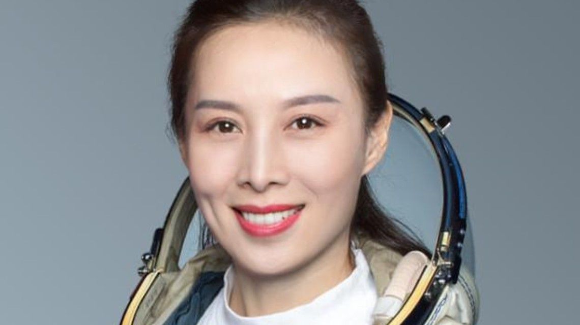王亚平成中国首位出舱女航天员