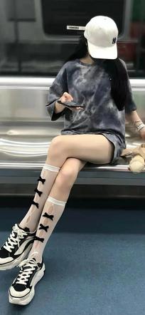 地铁上的长腿小姐姐高清自拍