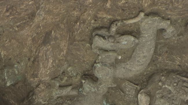 三星堆发现一条虎头虎脑的青铜龙：体量巨大、前所未见