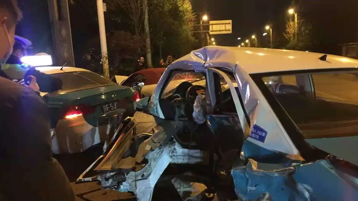 保时捷连撞2车致1死 司机家属发声