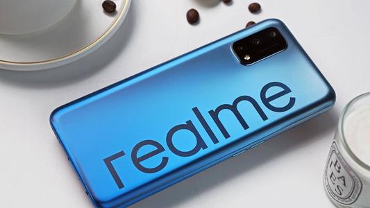 realme高管灵魂发问：这么多年了安卓阵营没一块顶级直屏