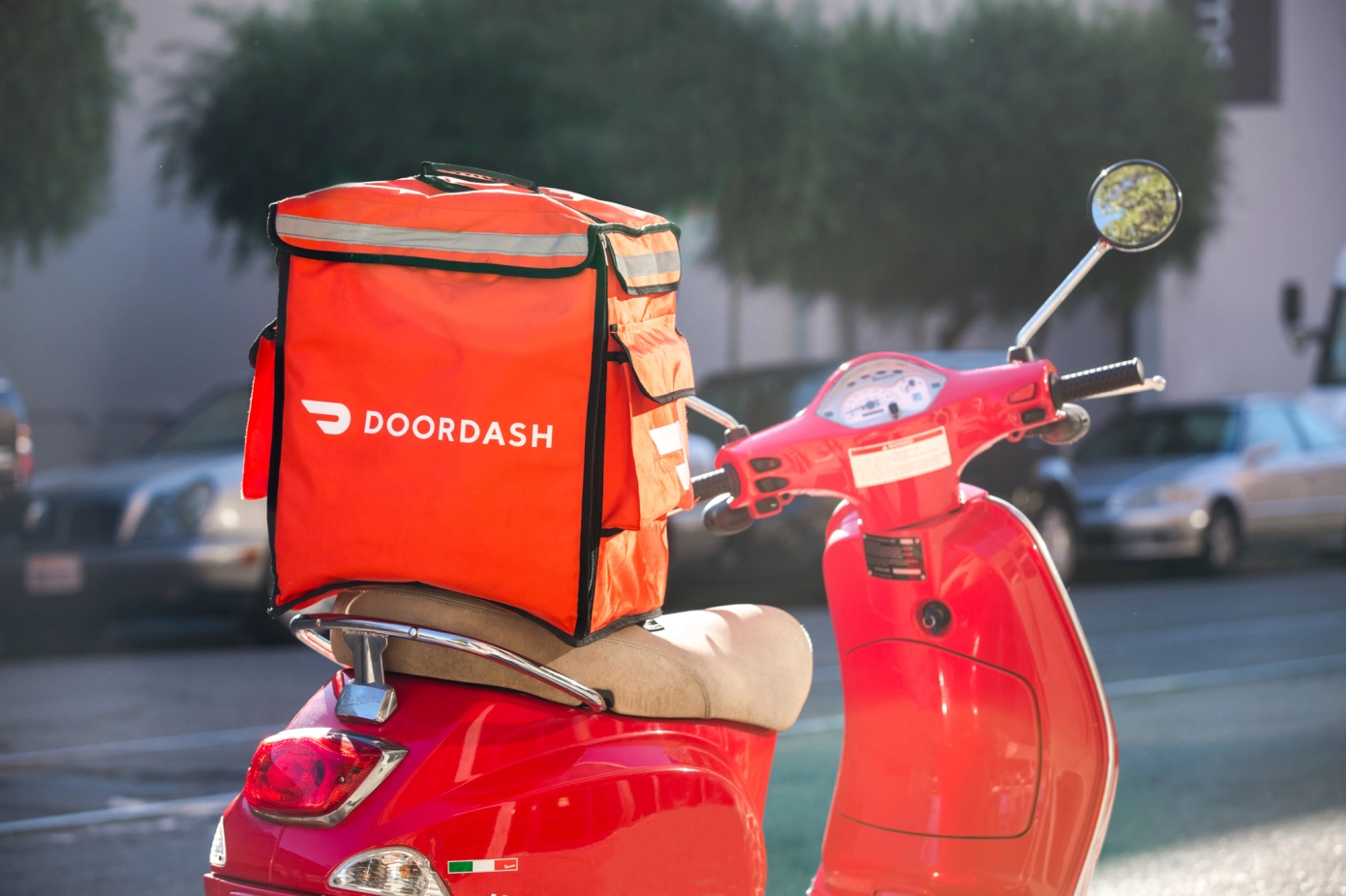 美国外卖巨头DoorDash首次雇佣全职员工：挤入15分钟内超快送货竞争