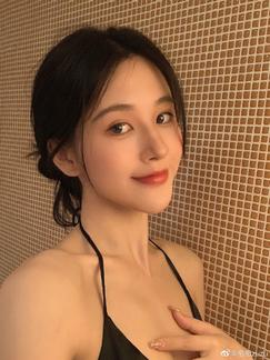 祖祖zuzu：每天最想自拍的时候，不是刚化完妆，就是准备卸妆，害 ​​​​