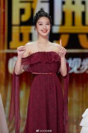 杨采钰：身着二零二一秋季成衣系列亮相《腾讯拾光盛典》。