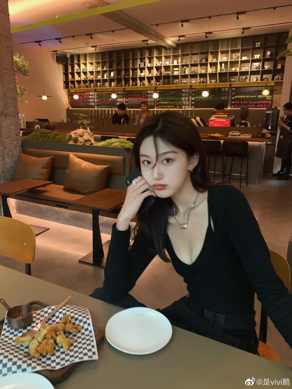 婧威vivi：单纯的生活，其实很快乐；傻傻的活着，其实很幸福。