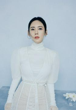 秋瓷炫优雅浪漫女神治愈氧气 韩国美女个人杂志写真