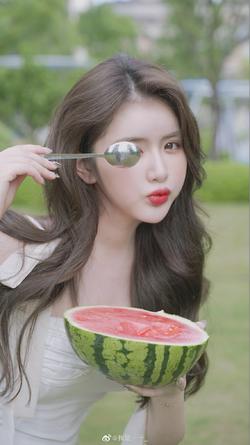 小仙贝shine：夏天 还不吃一口大西瓜