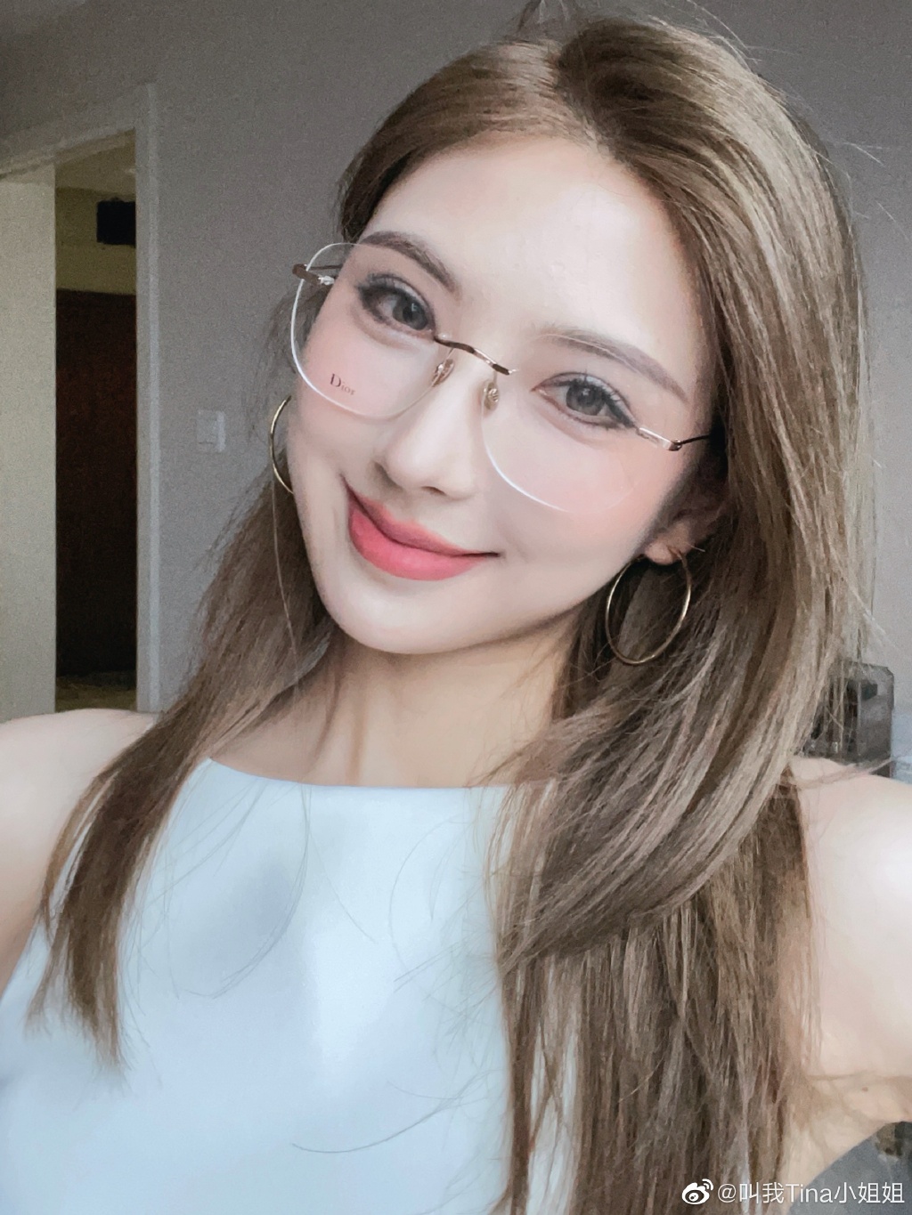 叫我Tina小姐姐with or without glasses？