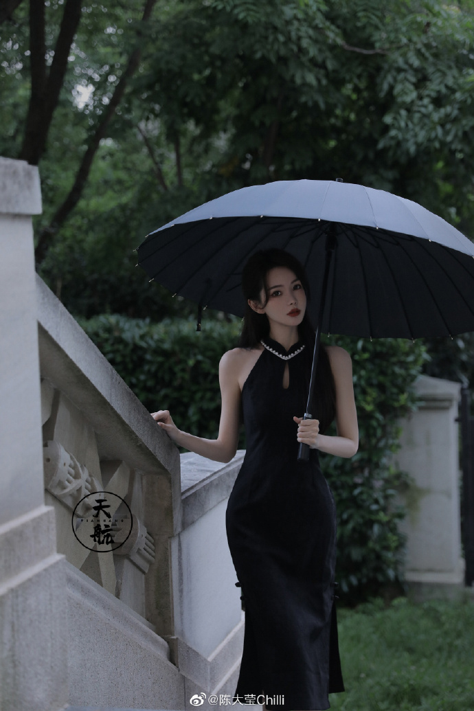 陈大莹Chilli为你心动的下雨天 #上海约拍##杭州约拍# ​​​​