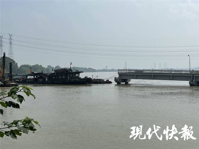 扬州一座百米长大桥被撞断