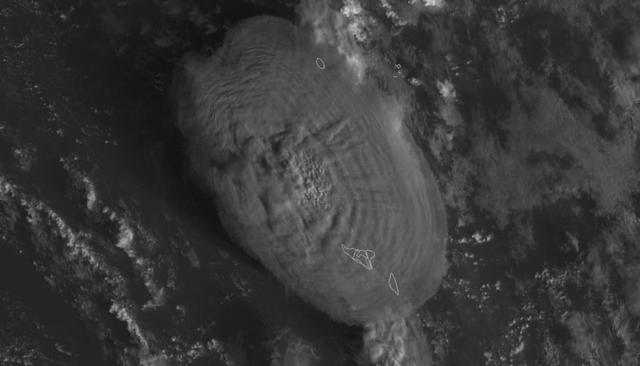 卫星实拍汤加海底火山大爆发