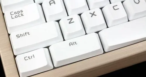 为防止员工上班摸鱼：老板将公司电脑所有键盘Alt键全部抠掉