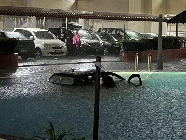 男子下大雨开车开进泳池 以为前面是路继续开