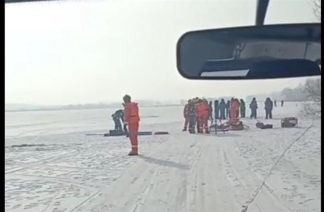 车辆压破冰层坠入水库 仅1人逃生