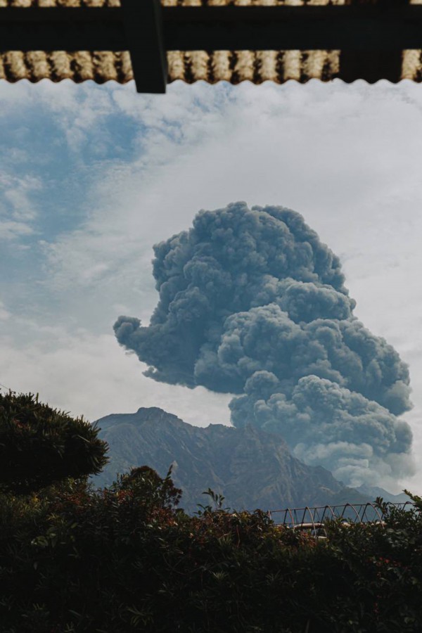 日本樱岛火山喷发 烟柱高达3400米