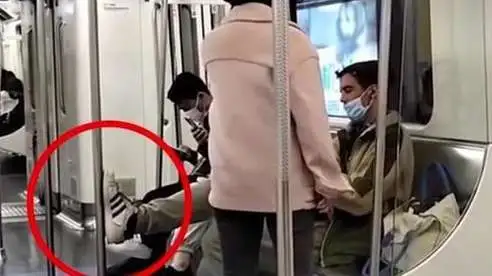 老外踩地铁扶手遭斥:中国不欢迎你