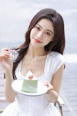 私人情侣网络站青春甜美吃蛋糕的少女杨茗茗图片素材