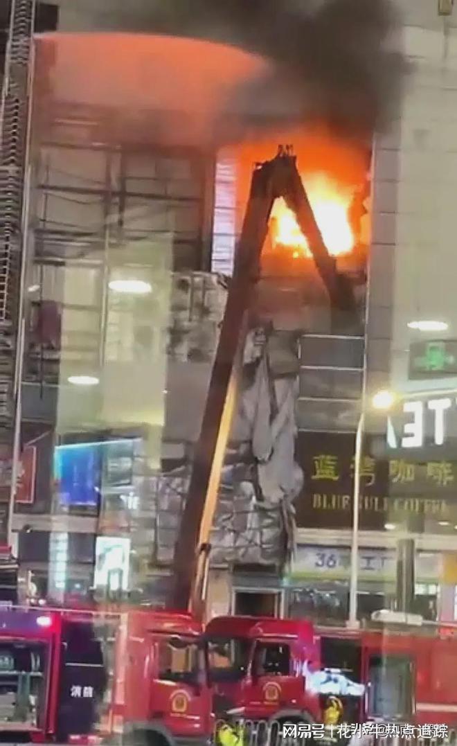 航拍现场:南京起火商场扑救超7小时