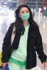 黄小蕾现身北京机场，对镜摆拍超友爱。