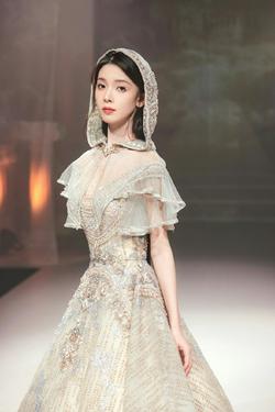 陈瑶写真大片释出 一袭复古长纱裙气质迷人