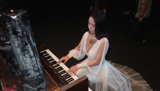 崔碧珈超低胸白纱裙拍MV 多角度弹钢琴梦幻似仙子