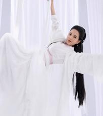 李若彤重现27年前“小龙女”睡吊绳床经典画面