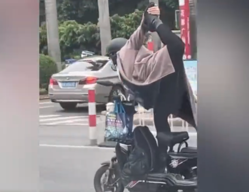 女子“练瑜伽”式骑车惊呆路人