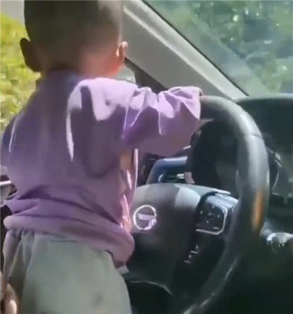 男子让幼儿握方向盘开车还拍摄炫耀：扣3分、罚200