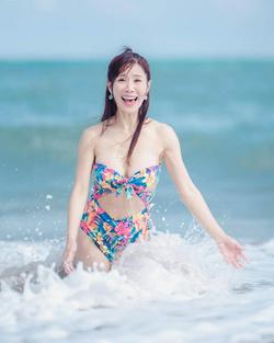 Rakuten Girls沐妍在脸书一系列穿着比基尼在海边戏水的照片