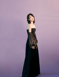 宋茜黑色礼裙大赏 性感冷艳，腰臀比绝了！