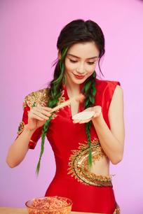 Angelababy COS英雄联盟手游 “神龙烈焰”金克丝