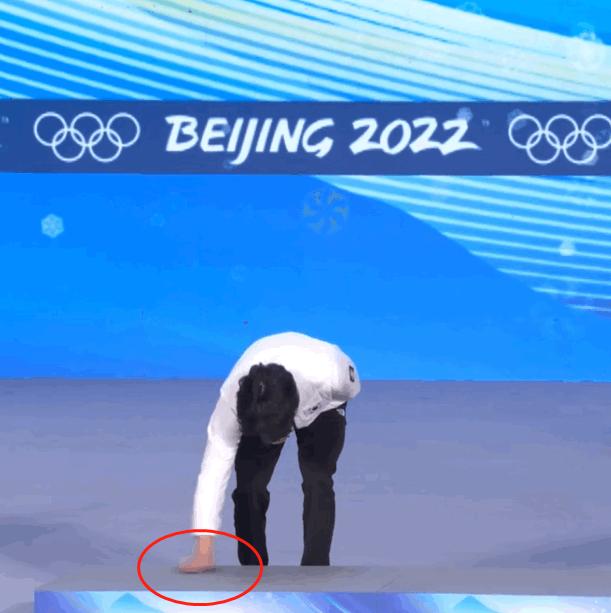 韩国运动员回应颁奖仪式擦领奖台