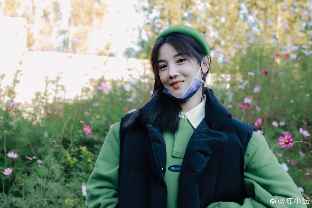 陈小纭 路边的花儿都谢了，再不发只能等明年秋天了[doge] ​​​​