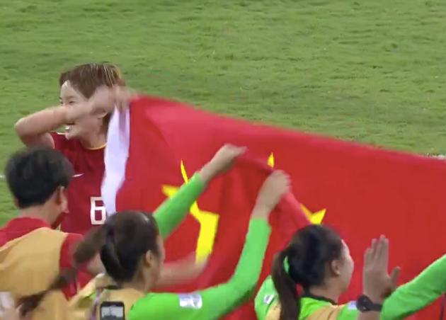 中国女足夺冠现场:主教练被抛起