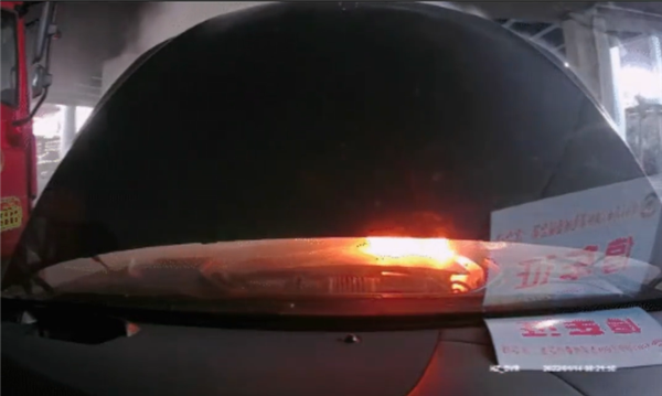奔驰S发动机零部件高温引发火灾 4S：与质量无关