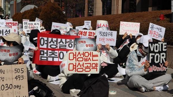 韩国大选背后的“性别战争”