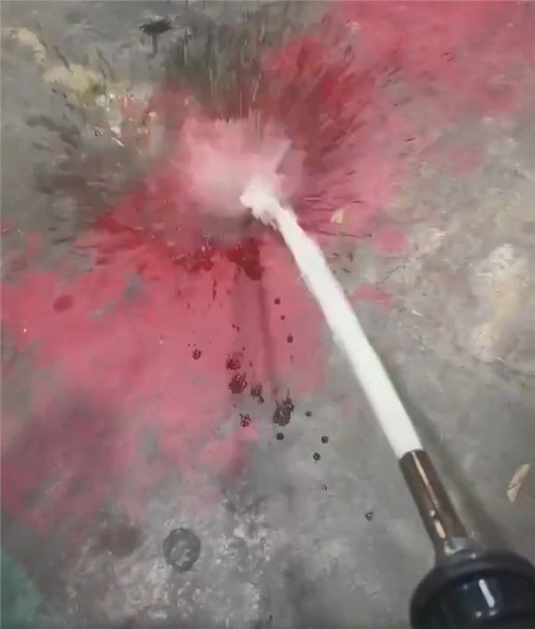 男子加油站拿油枪往地上喷油 拍短视频为博关注