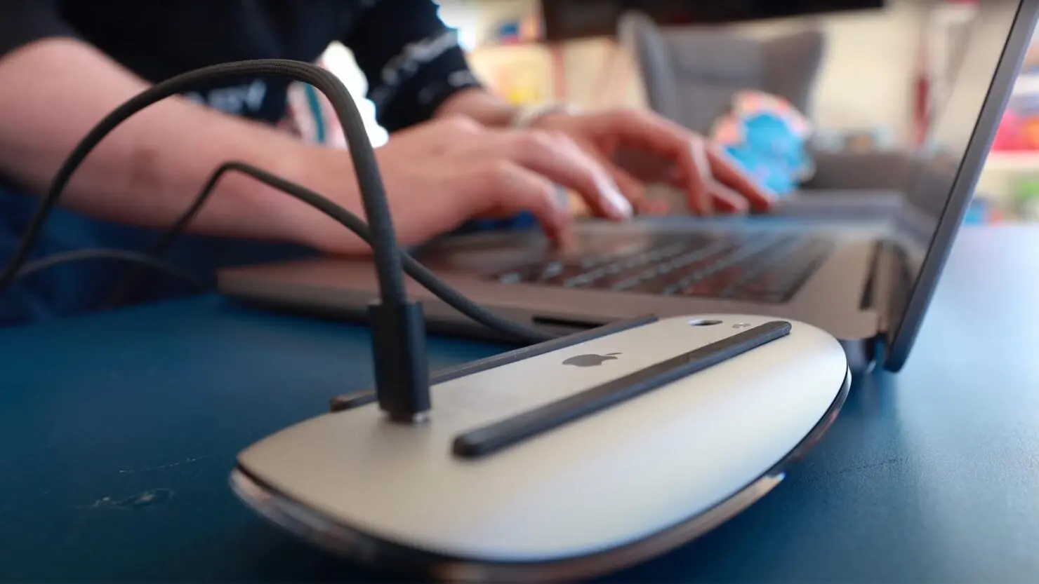 达人改造苹果妙控鼠标：可以一边使用一边充电了