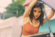 徐冬冬着橘色吊带搭牛仔短裤摩登范足
