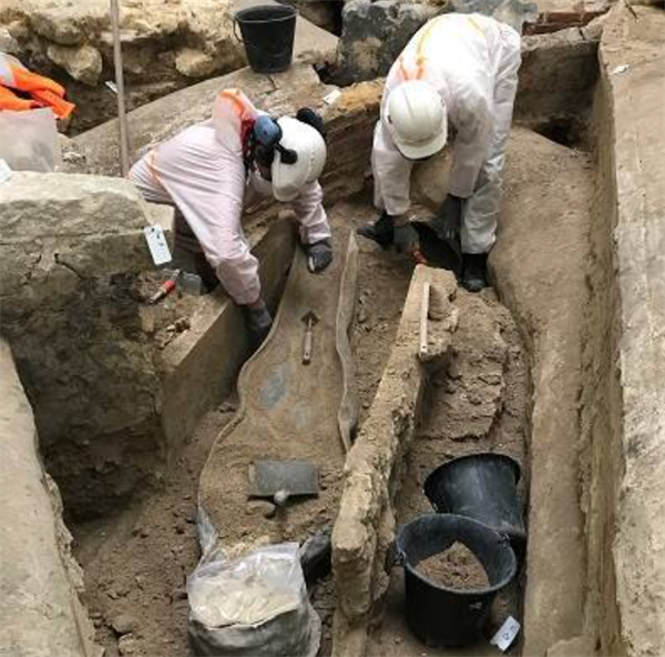 考古学家打开了在巴黎圣母院下发现的神秘石棺
